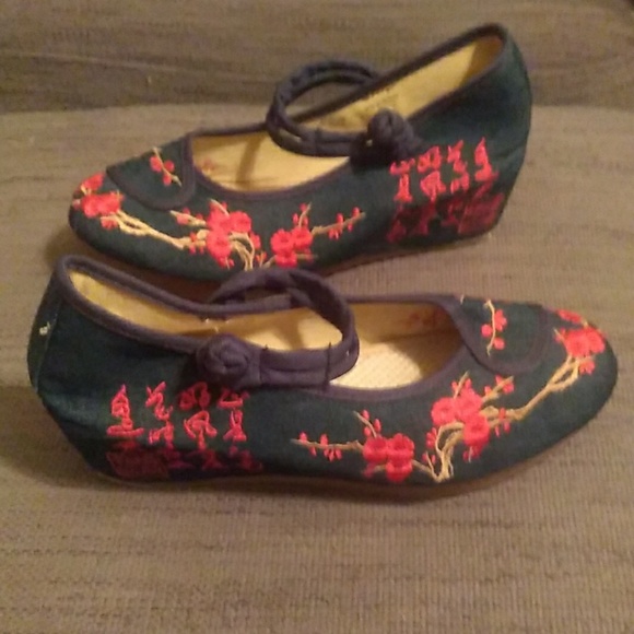 Shoes - Picture 3 of 4